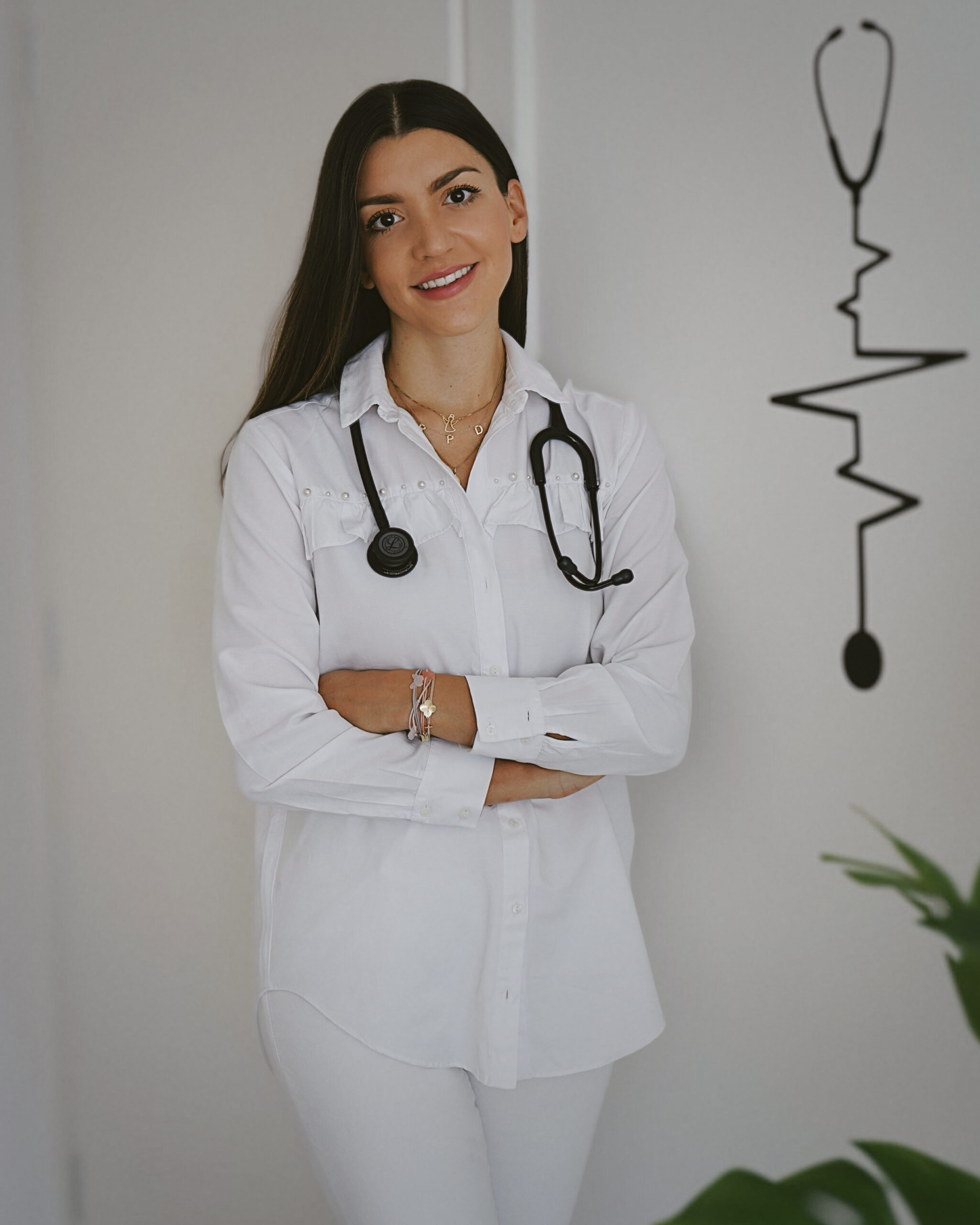 Ärztin mit einem netten lächeln schaut in die Kammera